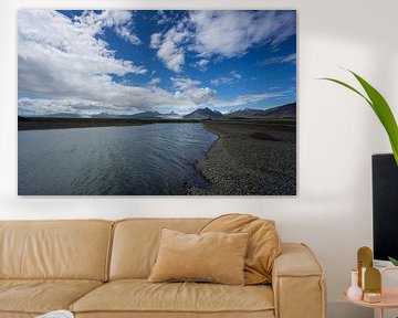 IJsland - Twee gletsjers achter rivier in bergachtig vulkanisch land van adventure-photos