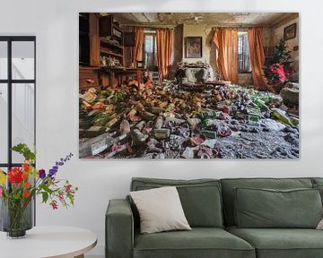 flessenverslaving woonkamer in verlaten huis van Ivana Luijten