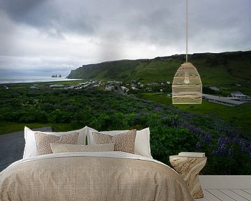 IJsland - Klein dorp vik aan zuidkust met paarse lupines van adventure-photos