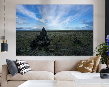 IJsland - Stenen piramides op eindeloze groene velden bij zonsopgang van adventure-photos