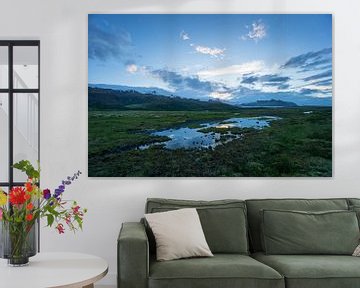 Island - Verschneite Berge, Gletscher und spiegelnde Landschaft in der Dämmerung von adventure-photos