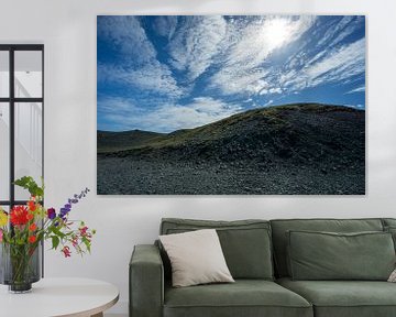 Island - Schwarze Steinhügel, bedeckt mit grünem Gras und blauem Himmel von adventure-photos