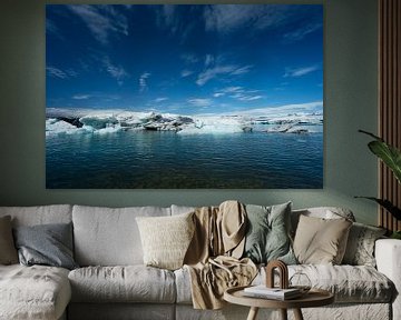 Island - Tiefblauer Himmel über schwimmenden Eisblöcken auf einer Gletscherlagune von adventure-photos