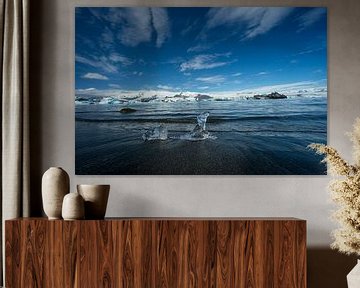 Islande - Deux plaques de glace en train de fondre sur la plage de sable noir du lac glaciaire Jökulsárlón sur adventure-photos