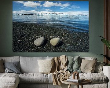 Islande - Pieds de pierre sur la plage de sable noir d'un lac glaciaire sur adventure-photos