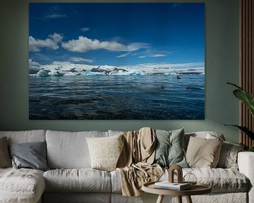 Islande - Eau claire d'un lac glaciaire avec un bateau loin entre les glaces sur adventure-photos