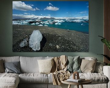 IJsland - Smeltende ijsvlakte op heuvel naast blauw gletsjermeer van adventure-photos