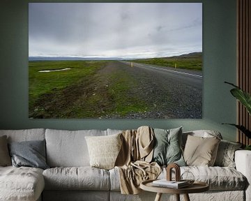 Island - Highway durch grüne Landschaft vor weißen Bergen von adventure-photos