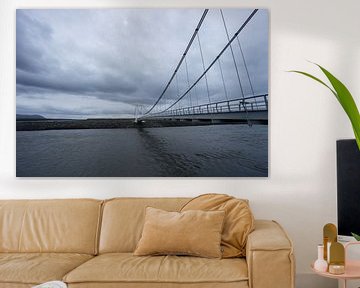 Islande - Majestueux pont de corde sous une rivière rapide sur adventure-photos