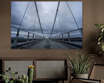 Islande - Pont de cordes au-dessus d'une rivière dans une atmosphère sombre sur adventure-photos