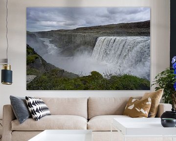 Island - Grünes Moos am majestätischen Detifoss-Wasserfall mit Canyon von adventure-photos