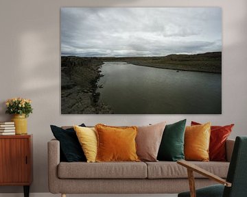 Island - Breiter Fluss vor dem Detifoss-Wasserfall in steinigem Gebiet von adventure-photos