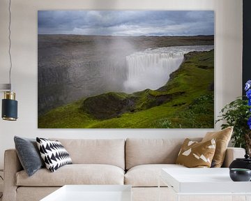Island - Über dem gewaltigen Detifoss-Wasserfall hinter grünem Moos von adventure-photos