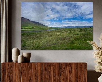 Islande - Une vallée verte à perte de vue avec des centaines de bottes de foin à la saison des récoltes. sur adventure-photos