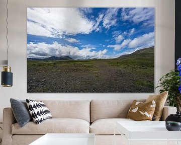 IJsland - Zonnige dag met wat wolken in weids berglandschap van adventure-photos