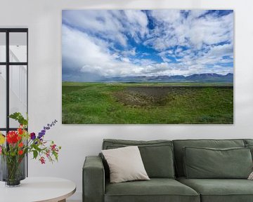 IJsland - Ongelooflijk kleurrijk landschap met vlakke groene weiden van adventure-photos