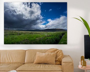 Islande - Rivière avec prairie verte et nuages d'orage sombres sur adventure-photos