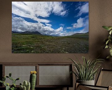 IJsland - Blauwe lucht met zon en donkere wolken met onweer van adventure-photos