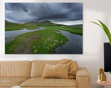 Island - Natürlicher Flusslauf durch grüne Felder bei starkem Gewitter und Regen von adventure-photos