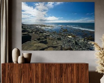 IJsland - Blonduos kustlijn met blauwe oceaan en enorme stenen van adventure-photos