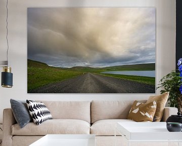 Islande - Arc-en-ciel sur une rue sans fin près d'un lac à l'aube sur adventure-photos