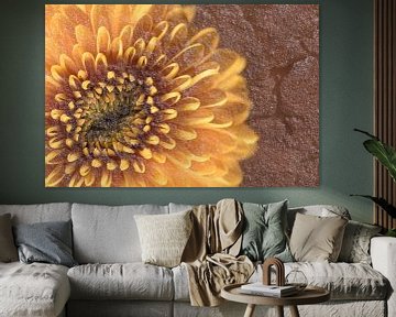 Fleur avec pierre texturée dans des couleurs chaudes sur Lisette Rijkers
