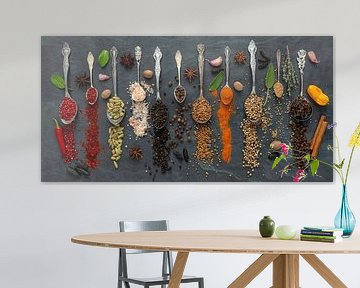 Bunte Auswahl exotischer Gewürze auf einer Schieferplatte III von Photo Art Thomas Klee