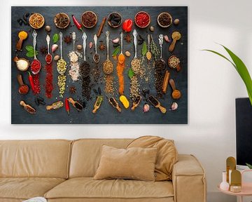 Kleurrijke selectie van exotische kruiden op een leistenen bord van Photo Art Thomas Klee