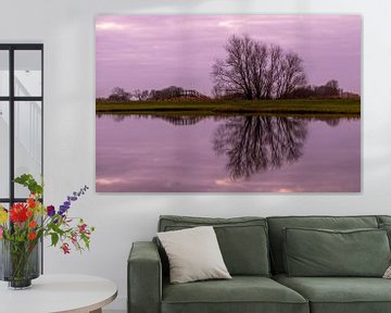 Brug en bomen reflecteren in het rustige water tijdens een pastelkleurige zonsopkomst van Bram Lubbers