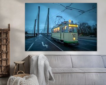 Historische tram voor de inhuldiging van de Kaiser Otto-brug in Maagdenburg van t.ART