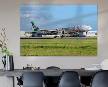 EVA AIR Boeing 777 in Hello Kitty Sanrio Family-Lackierung. von Jaap van den Berg