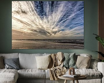 wolken met windveren boven de Noordzee