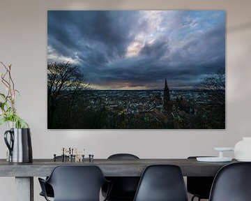 Skyline der Stadt Freiburg im Breisgau von oben bei Sonnenuntergang von adventure-photos