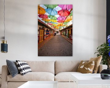 Rue des parapluies colorée à Guatapé Colombie sur Sonja Hogenboom