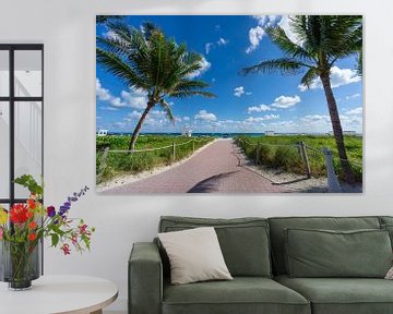 USA, Florida, Path to the white sand of miami beach between two by adventure-photos