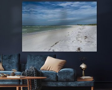 USA, Florida, Schöner weißer Sandstrand der Flitterwocheninsel mit gemaltem Himmel von adventure-photos