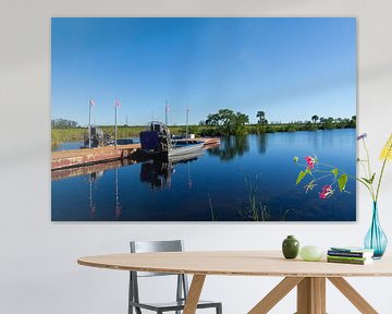 USA, Florida, Deux bateaux de tourisme attendent à l'embarcadère dans la rivière des Everglades sur adventure-photos