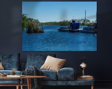 USA, Florida, Zwei Flugboote mit riesigen Propellern im Wasser in den Everglades von adventure-photos