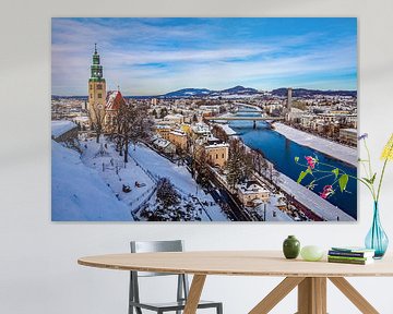 Mülln in de winter met de parochiekerk en de rivier de Salzach van Christa Kramer