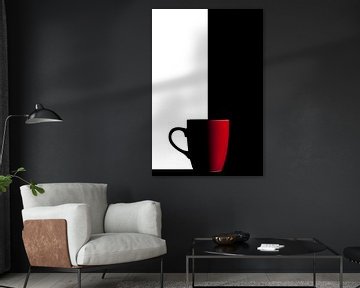 Serie Simply Red, Titel Schwarz und Weiß (rote Kaffeetasse) von Kristian Hoekman