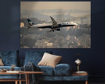 Vliegtuig Azul boven Rio de Janeiro van Karel Frielink