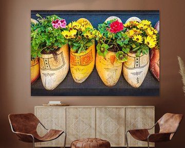 Alte Clogs mit Blumen von Martin Bergsma