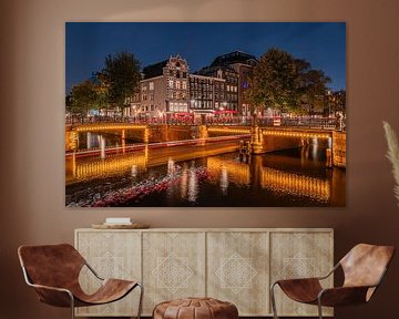 's Avonds varen over de Prinsengracht in Amsterdam