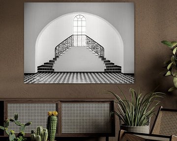Symmetrischer Aufstieg: Elegante Treppe in weißer Pracht. von Karina Brouwer