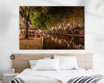 Boire un verre le long du canal Oudegracht d'Utrecht