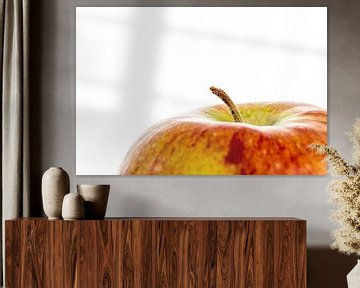 Een close-up van een appel met steeltje tegen een witte achtergrond van Hein Fleuren