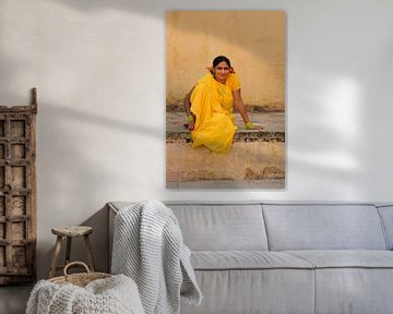 Vrouw in gele sari in Jaipur, India van Gonnie van de Schans