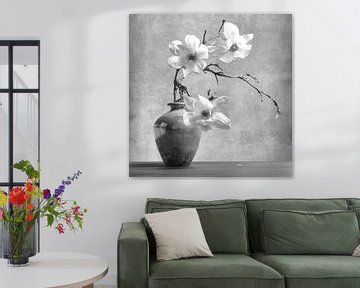 Wabi Sabi - imperfection - Vase japonais avec magnolias en noir et blanc sur Marly De Kok