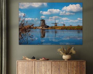 Molens van Kinderdijk op een mooie zonnige dag met witte wolken van Chi