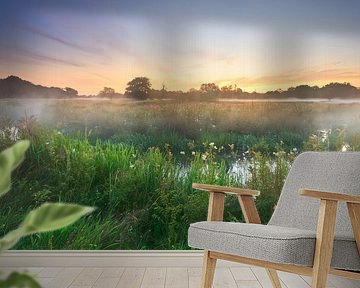 Mäandernder Bach bei Sonnenaufgang